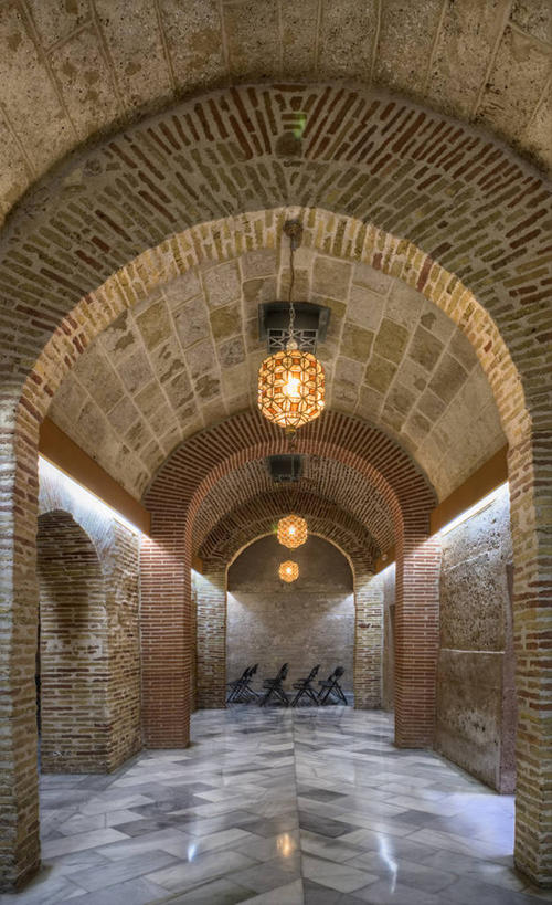无人,竖图,室内,白天,建筑,椅子,西班牙,反射,拱门,历史,摄影,砖地,照亮,水晶吊灯,阿尔梅里亚,彩图