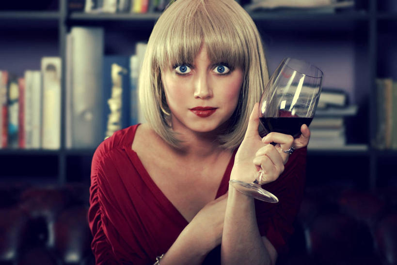 葡萄酒,西方人,成年人,脸,头,脸颊,头发,一个人,坐,横图,正面,书架,英国,欧洲,欧洲人,仅一个年轻女性,仅一个女性,仅一个人,透明,拿着,休闲装,饮食,肩膀,金色,摄影,葡萄酒杯,肖像,年轻女性,女人,女性,白种人,年轻人,头部,脸部,脸蛋,面部,彩图,美人,波波头