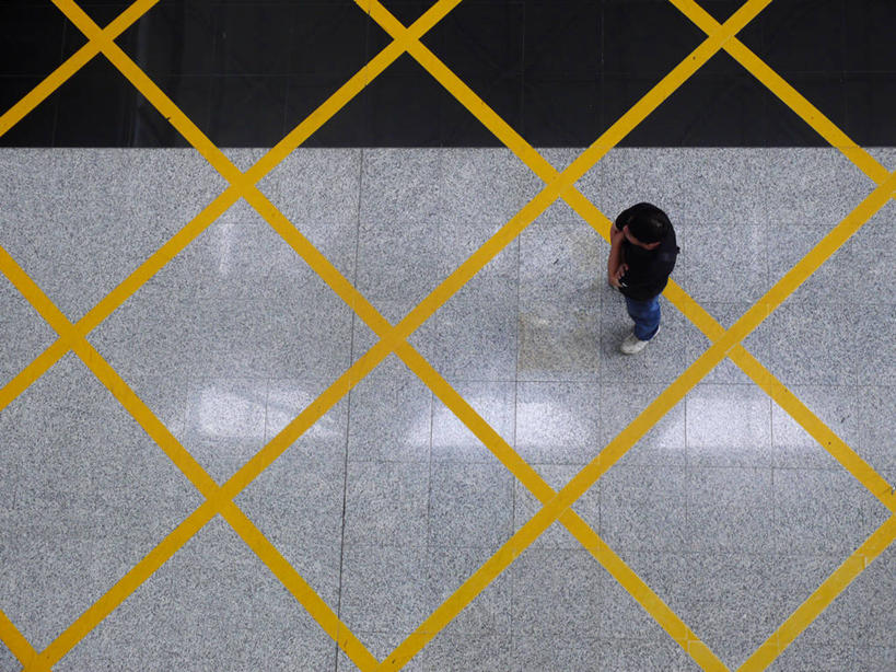 成年人,一个人,机场,站,双手交叉,横图,俯视,室内,旅途,香港,仅一个男性,黄色,摄影,双手抱胸,彩图,高角度拍摄,独处