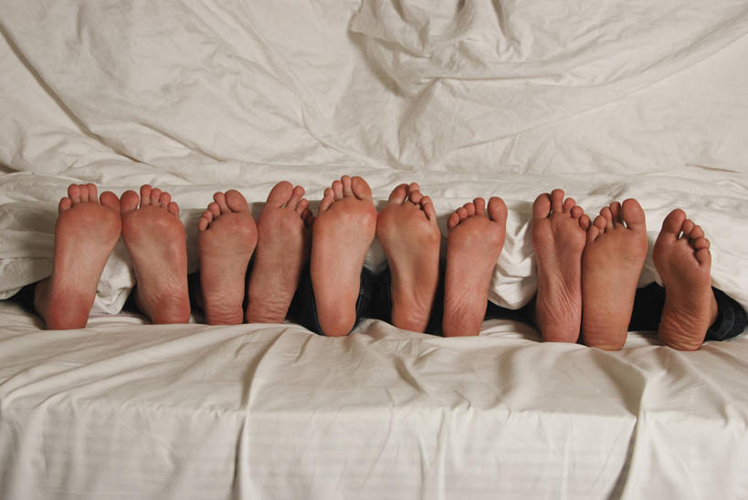 横图,室内,床,卧室,菲律宾,五个人,一排,整齐,毯子,床单,排列,白色,放松,人体,摄影,部分,队列,脚掌,足,彩图,马卡蒂