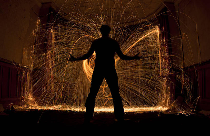 成年人,一个人,站,举,横图,英国,仅一个男性,环保,工具,火花,燃烧,干净,苏格兰,托,摄影,照亮,卫生,钢丝绒,去污,钢丝棉,想法,阿伯丁,洗涤用具,举起,举手,举着,洗涤,向上举,向上伸,向上托,彩图,独处