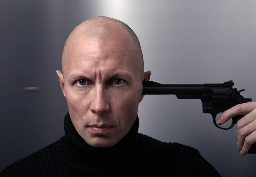 成年人,中年人,老年人,脸,头,脸颊,一个人,横图,室内,正面,运动模糊,射击,纽约,美国,仅一个男性,仅一个人,仅一个中年男性,枪支,拿着,休闲装,肩膀,摄影,自杀,肖像,男人,男性,中年男性,头部,脸部,脸蛋,面部,彩图