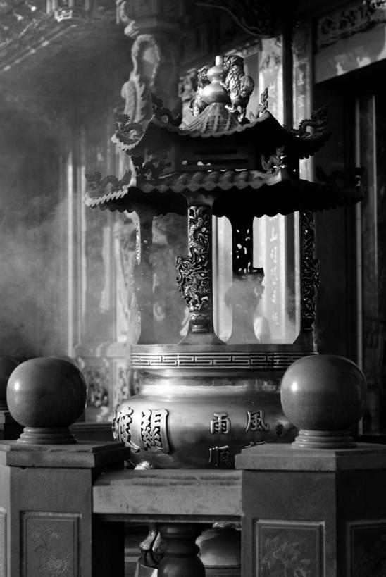 无人,寺庙,竖图,黑白,室内,白天,台湾,燃烧,佛香,烟,摄影,宗教,宗教建筑,灵性,彩图,传统文化