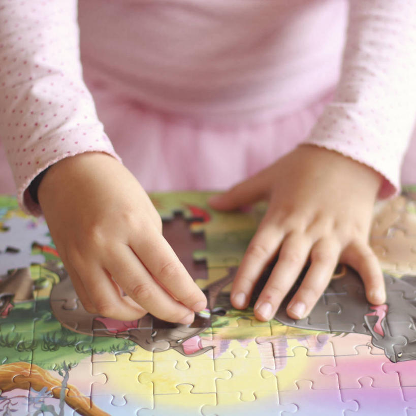 儿童,手,一个人,方图,室内,白天,游戏,纯洁,西班牙,仅一个女性,仅一个人,玩,休闲装,娱乐,小孩,做,仅一个小孩,休闲,可爱,童年,童趣,益智,人体,摄影,活动,部分,发泄,消遣,智力,填字游戏,童真,烂漫,无邪,七巧板,宣泄,卡斯特利翁省,天真,女孩,女人,女性,孩子,休闲活动,玩耍,嬉戏,彩图,纵横字谜,女生