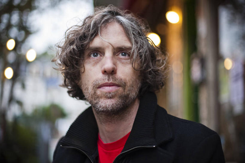 成年人,中年人,脸,头,脸颊,一个人,站,横图,室外,白天,正面,德国,仅一个男性,仅一个人,仅一个中年男性,休闲装,肩膀,思考,摄影,男人,男性,中年男性,头部,卷发,脸部,脸蛋,面部,彩图,胡茬,好奇心