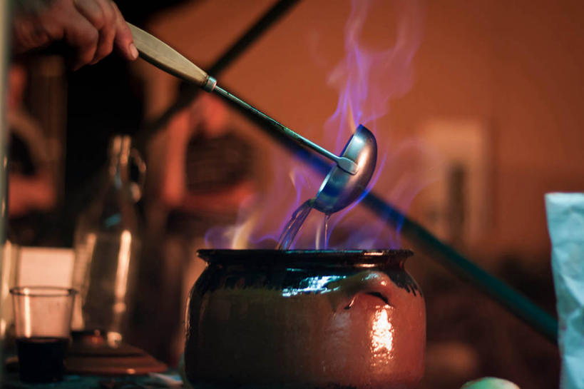 手,一个人,横图,室内,火,西班牙,倒,准备,蒸汽,火焰,酒类,热,拿着,饮食,酒,饮料,人体,摄影,部分,厨房器具,彩图