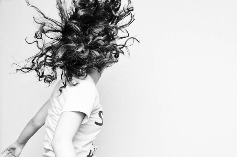 儿童,一个人,横图,黑白,留白,白色背景,侧面,纯洁,加拿大,仅一个女性,仅一个人,休闲装,旋转,小孩,仅一个小孩,个性,可爱,童年,童趣,遮,遮掩,摄影,掩盖,遮挡,童真,烂漫,无邪,遮盖,马尼托巴湖,掩饰,恶作剧,甩动,天真,女孩,女人,女性,孩子,半身,彩图,影棚拍摄,温尼伯湖,甩,女生