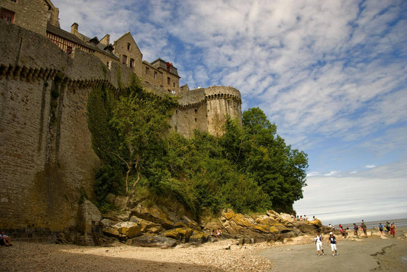 教堂,横图,室外,白天,山,建筑,法国,海岸线,云,围墙,历史,树,天空,摄影,基督教,圣米歇尔山,诺曼底,岩石,彩图