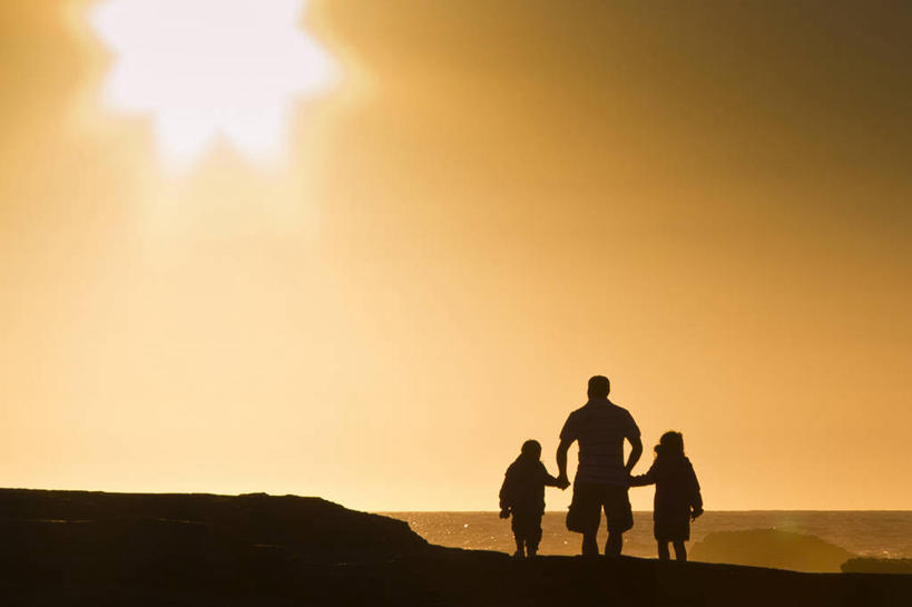 儿童,成年人,三个人,横图,室外,海洋,日落,太阳,爱尔兰,连接,童年,摄影,关爱,剪影,男人,步行,手牵手,彩图