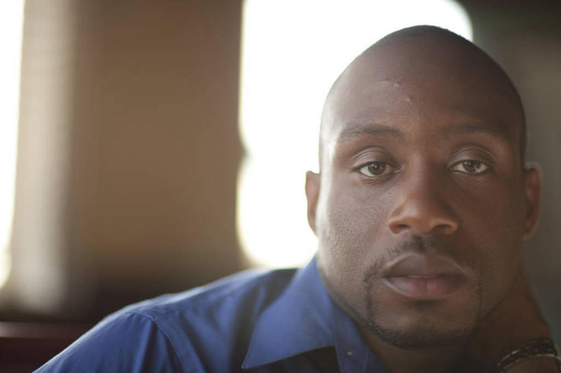 成年人,中年人,脸,头,脸颊,秃头,一个人,横图,室内,特写,白天,正面,美国,仅一个男性,仅一个人,仅一个中年男性,肩膀,摄影,肖像,厌倦,男人,男性,中年男性,非洲人,山羊胡,头部,光头,无发,脸部,脸蛋,面部,彩图