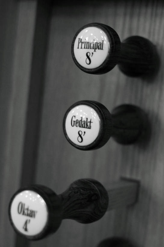 无人,竖图,黑白,室内,特写,键盘,挪威,标志,数字,文字,字符,乐器,音乐,标识,三个,按钮,摄影,阿拉伯数字,英文字母,控制,键盘乐器,风琴