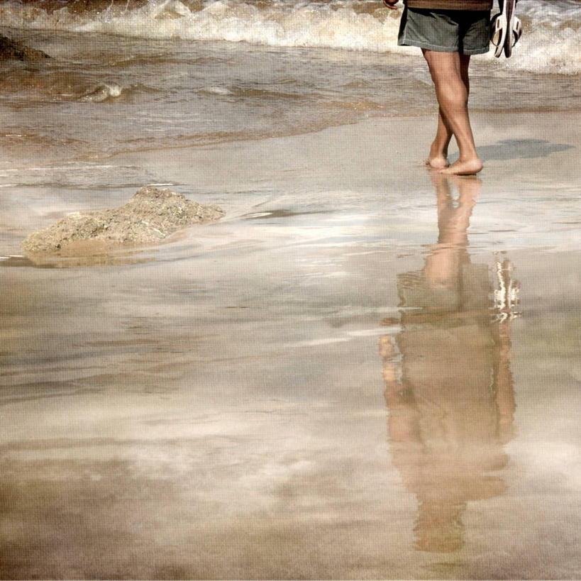 成年人,腿,一个人,方图,室外,白天,凉鞋,度假,海浪,海洋,西班牙,仅一个男性,短裤,反射,拿着,休闲装,赤脚,人体,摄影,部分,四肢,加利西亚,海滩,休闲活动,步行,彩图