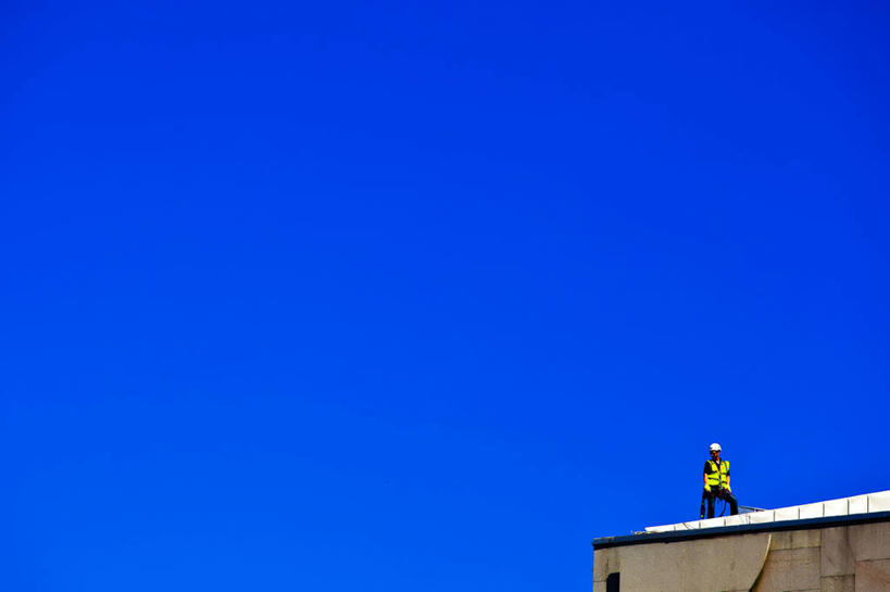 成年人,一个人,建筑工人,横图,室外,白天,留白,风险,英国,仅一个男性,屋顶,首都,休闲装,蓝色,个性,摄影,万里无云,爱丁堡,彩图