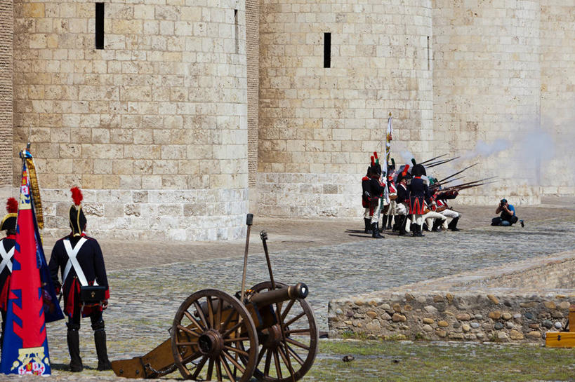 一个人,宫殿,横图,室外,白天,安全,射击,建筑,西班牙,欧洲,士兵,枪支,防护,历史,石墙,炮,摄影,保护,军人,南欧,军服,保险,仪仗队,西班牙王国,保全,周全,安稳,安定,阿拉贡,阿拉贡自治区,萨拉戈萨,萨拉戈萨省,平安,西班牙国旗,彩图,翻拍,锦衣卫,禁军,禁卫军,御林军