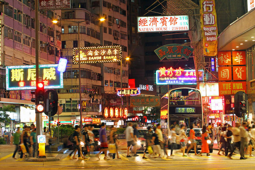 横图,室外,夜晚,运动模糊,城市,道路,建筑,街道,路,指示牌,公路,汽车,香港,标志,文字,巴士,交通,许多人,标识,车,交通工具,一群人,汉字,运输,摄影,车灯,照亮,中国文化,载具,交通标志,旺角,马路,步行,彩图,旅行,居住区