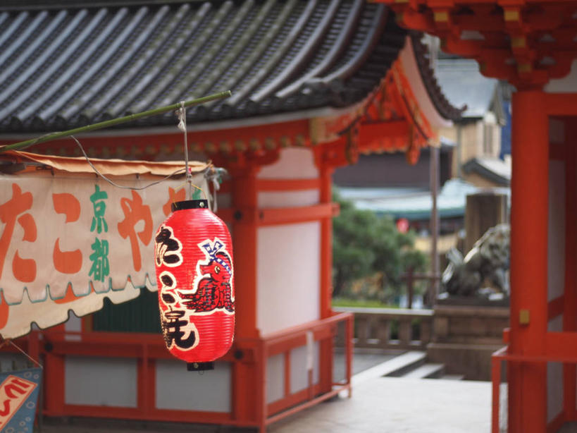 无人,横图,室外,白天,建筑,照明,日本,吊挂,悬挂,阴影,日本文化,日文,灯笼,纸灯笼,挂,红色,灯具,摄影,宗教,京都府,照亮,神殿,照明设备,京都市,灵性,彩图