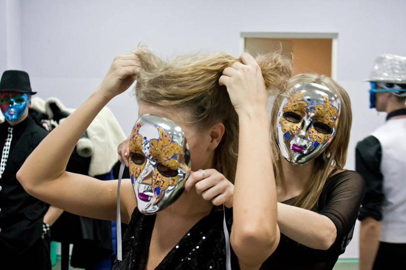 成年人,脸,头,脸颊,头发,四个人,音乐厅,站,横图,室内,俄罗斯,准备,拿着,休闲装,肩膀,金色,摄影,协助,更衣室,男人,女人,头部,脸部,脸蛋,面部,舞者,半身,彩图,哈巴罗夫斯克