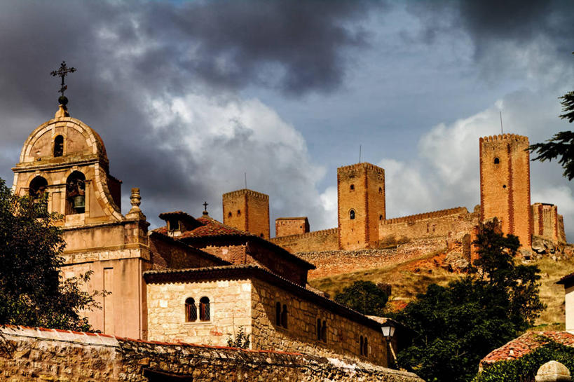 无人,教堂,横图,室外,白天,建筑,西班牙,欧洲,十字架,城堡,云,历史,天空,摄影,宗教,南欧,西班牙王国,卡斯蒂利亚,卡斯蒂利亚拉曼查,卡斯蒂利亚拉曼恰,拉曼查,拉曼恰,彩图