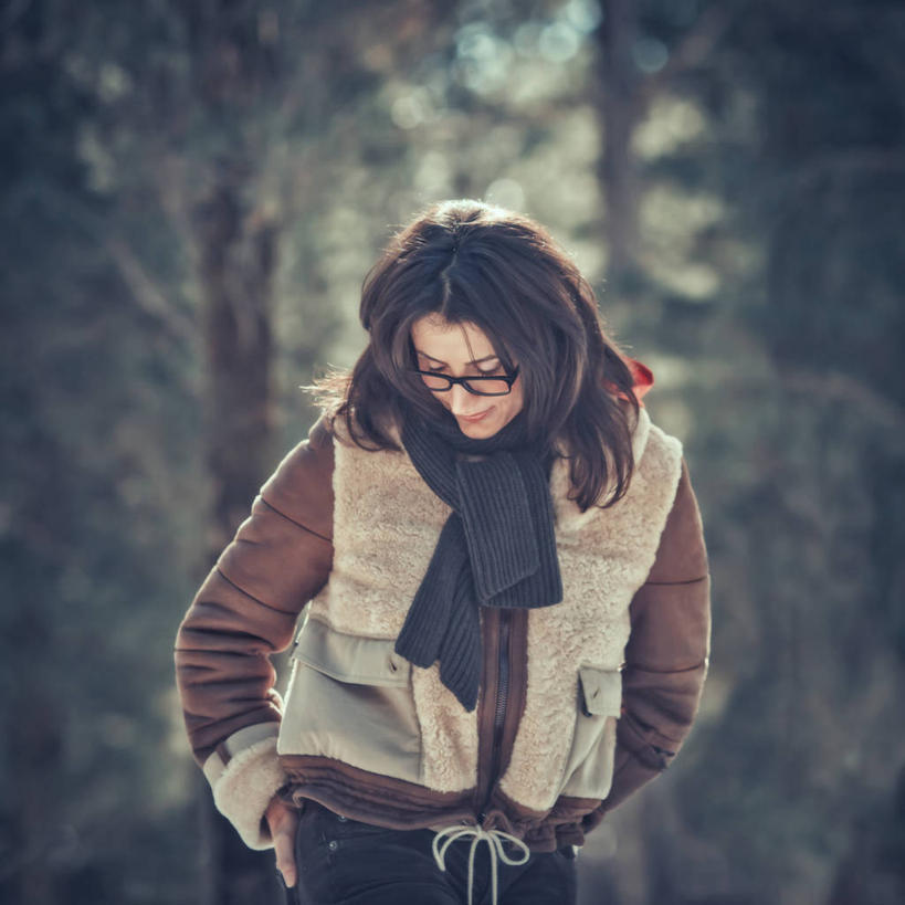 成年人,中年人,一个人,站,方图,室外,白天,正面,意大利,仅一个女性,仅一个人,眼镜,注视,围巾,观察,看,仅一个中年女性,思考,寒冷,摄影,观看,察看,关注,乌比诺,女人,女性,中年女性,半身,彩图