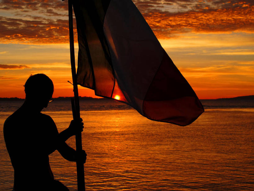 成年人,一个人,站,横图,室外,骄傲,海洋,日落,旗帜,日光,印度尼西亚,仅一个男性,云,拿着,休闲装,天空,摄影,剪影,法国国旗,爱国主义,半身,彩图,印度尼西亚国旗