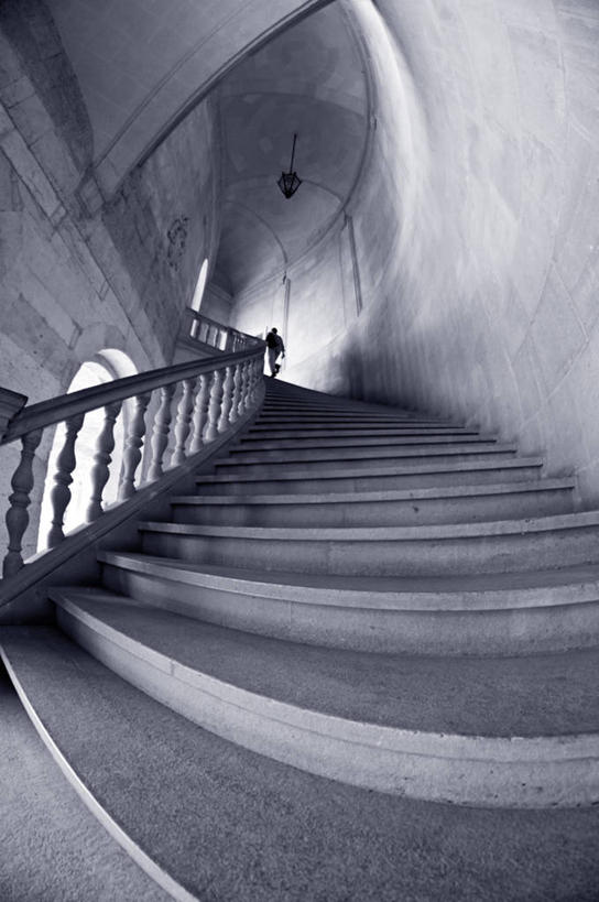 成年人,一个人,栏杆,竖图,黑白,室内,白天,仰视,楼梯,建筑,西班牙,仅一个男性,弯曲,格拉纳达,摄影,上升,宁静,低角度拍摄,独处