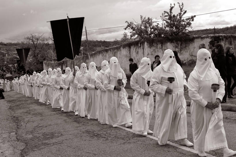 横图,黑白,室外,路,蜡烛,西班牙,复活节,一排,整齐,云,许多人,拿着,排列,天空,一群人,遮,遮掩,摄影,宗教,掩盖,遮挡,基督教,队列,游行,宗教服装,遮盖,掩饰,灵性,步行,传统服装,传统文化,萨莫拉