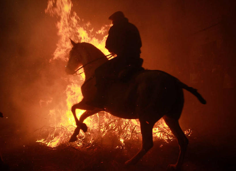 成年人,一个人,跳,横图,室外,夜晚,马,火,西班牙,仅一个男性,火焰,燃烧,热,摄影,照亮,剪影,阿维拉,危险,半身,彩图