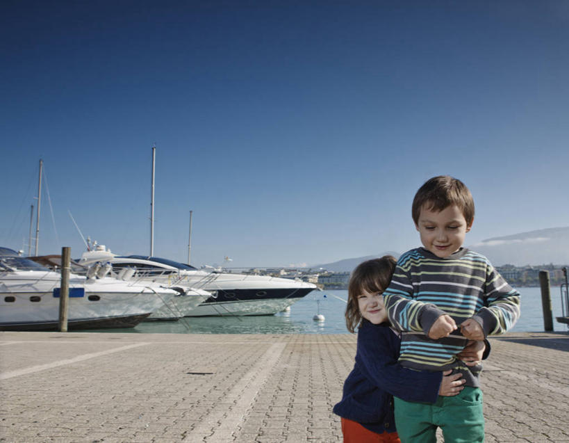 西方人,儿童,两个人,兄弟,姐妹,站,微笑,横图,室外,白天,正面,满意,幸福,纯洁,湖,船,瑞士,欧洲,欧洲人,连接,注视,休闲装,小孩,观察,看,可爱,童年,童趣,运输,摄影,观看,察看,关注,童真,烂漫,无邪,万里无云,日内瓦,天真,男孩,男性,女孩,女性,白种人,孩子,拥抱,半身,彩图