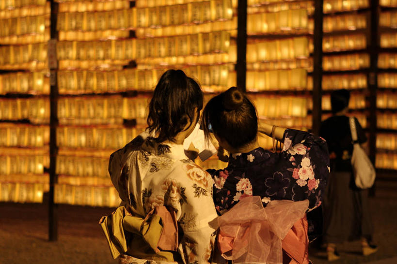 成年人,脸,头,脸颊,三个人,站,横图,室内,照明,东京,日本,一排,和服,丰富,庆祝,日本文化,整齐,灯笼,纸灯笼,首都,肩膀,排列,背面,灯具,摄影,千代田区,照亮,神殿,照明设备,队列,头部,脸部,脸蛋,面部,彩图,传统节日