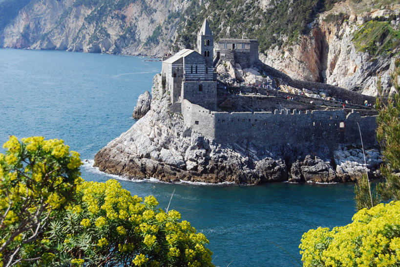 无人,教堂,横图,室外,白天,海洋,建筑,意大利,欧洲,悬崖,首都,花,黄色,风景,地标建筑,摄影,基督教,宗教建筑,南欧,意大利文化,意大利共和国,利古里亚,利古里亚大区,彩图,拉斯佩齐亚省