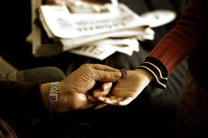 儿童,成年人,手,两个人,家庭,父亲,儿子,横图,室内,特写,报纸,西班牙,拿着,休闲装,温暖,温馨,一家人,童年,财富,金融,人体,摄影,部分,腕表,和睦,硬币,男孩,男人,男性,彩图,给予,融洽,津贴