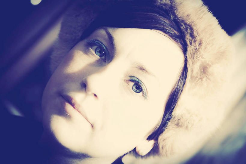 西方人,成年人,脸,头,眼睛,脸颊,一个人,横图,阶调图片,特写,信心,英国,欧洲,欧洲人,仅一个年轻女性,仅一个女性,仅一个人,休闲装,肩膀,蓝色,放松,摄影,肖像,兰开夏,裘皮帽,年轻女性,女人,女性,白种人,年轻人,头部,脸部,脸蛋,面部,彩图