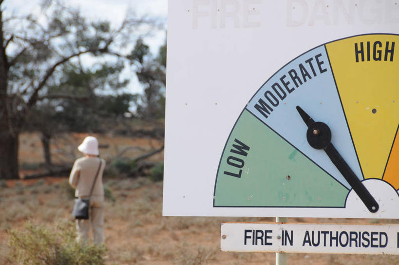 成年人,中年人,一个人,站,横图,室外,白天,沙漠,指示牌,帽子,澳大利亚,仅一个女性,仅一个人,标志,文字,警告,休闲装,标识,草,树,背面,天空,仅一个中年女性,警示,摄影,禁止,提醒,提示,限制,警告标志,新南威尔士,想法,布罗肯希尔,危险,女人,女性,中年女性,亚洲人,彩图