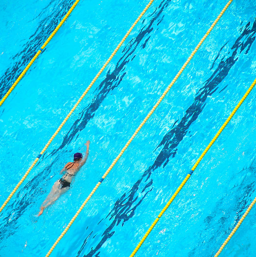 游泳,自由泳,儿童,一个人,游泳池,竖图,俯视,室外,白天,泳装,纯洁,西班牙,巴塞罗那,仅一个女性,仅一个人,泳道,小孩,绳子,仅一个小孩,活力,可爱,童年,童趣,摄影,童真,烂漫,无邪,泅水,拍浮,天真,女孩,女人,女性,孩子,彩图,高角度拍摄,爬泳,女生