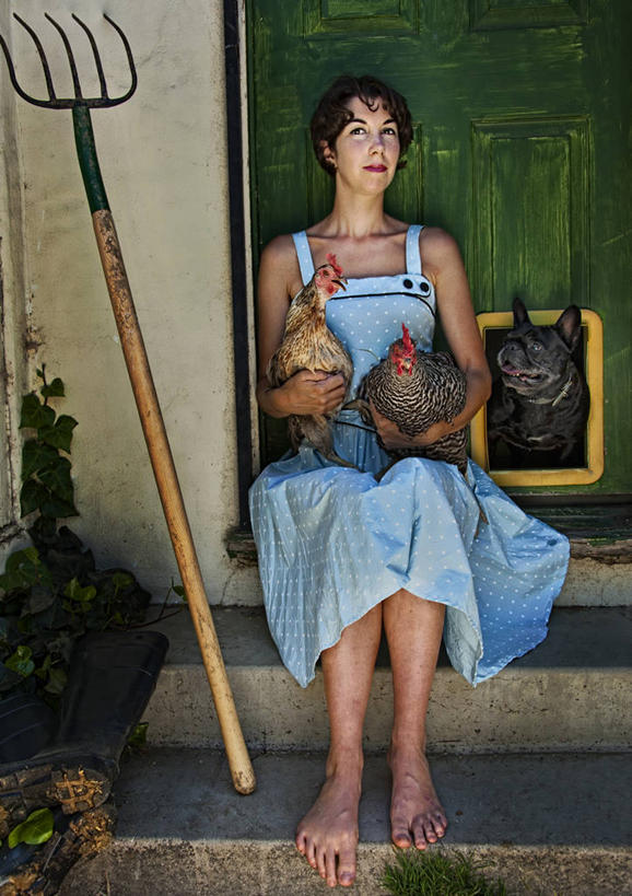 成年人,一个人,竖图,正面,门,宠物,狗,野生动物,美国,仅一个年轻女性,仅一个女性,仅一个人,三只,关闭,拿着,休闲装,台阶,赤脚,摄影,牲畜,封闭,加利福尼亚,肖像,格伦代尔,年轻女性,女人,女性,年轻人,公鸡,彩图,干草叉