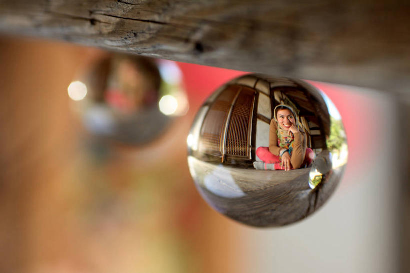 成年人,一个人,坐,微笑,横图,室内,特写,幸福,韩国,仅一个年轻女性,仅一个女性,仅一个人,折射,反射,托腮,休闲装,水晶球,摄影,宁静,灵性,想法,年轻女性,女人,女性,中东人,年轻人,彩图