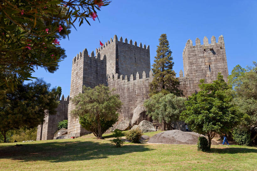 横图,室外,白天,山,植物,建筑,葡萄牙,阴影,城堡,地形,塔,首都,历史,草,树,地标建筑,摄影,宁静,花岗岩,要塞,万里无云,米尼奥,彩图