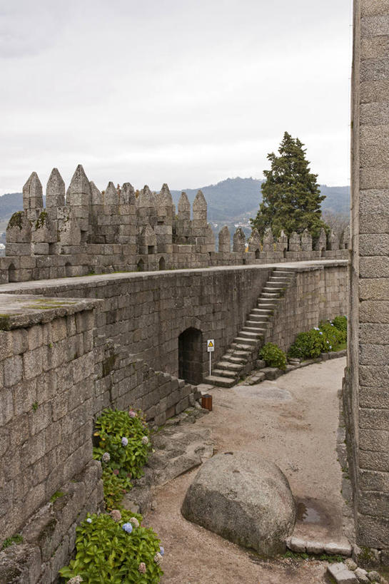 无人,竖图,室外,白天,山,植物,楼梯,建筑,葡萄牙,城堡,围墙,历史,石墙,树,天空,摄影,米尼奥,岩石,彩图