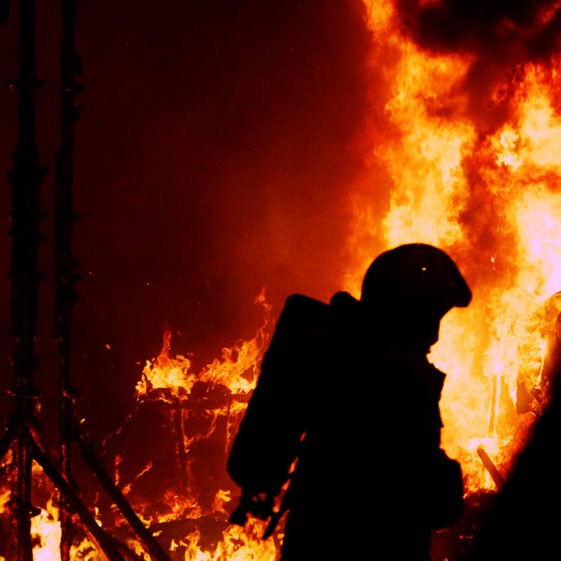 成年人,一个人,消防员,方图,室外,夜晚,数码,科技,火,西班牙,仅一个男性,阴影,网络,火焰,高光,几何,计算机图形,燃烧,热,合成,红色,摄影,熄灭,电脑合成图,数码合成图,合成图,剪影,结束,援救,危险,彩图,避火服