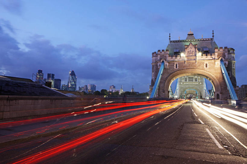无人,栏杆,横图,室外,夜晚,长时间曝光,城市,建筑,路,汽车,英国,云,桥,首都,联系,车,天空,交通工具,运输,摄影,车灯,迅速,照亮,载具,英国文化,塔桥,彩图