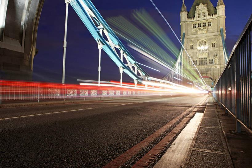 无人,栏杆,横图,室外,夜晚,长时间曝光,城市,建筑,路,汽车,英国,云,桥,首都,联系,车,天空,交通工具,运输,摄影,车灯,迅速,照亮,载具,英国文化,塔桥,彩图