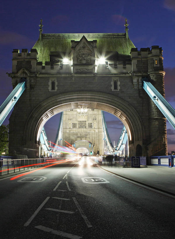无人,栏杆,竖图,室外,夜晚,长时间曝光,城市,建筑,路,汽车,英国,路标,云,桥,首都,联系,天空,运输,摄影,车灯,迅速,照亮,英国文化,塔桥,彩图