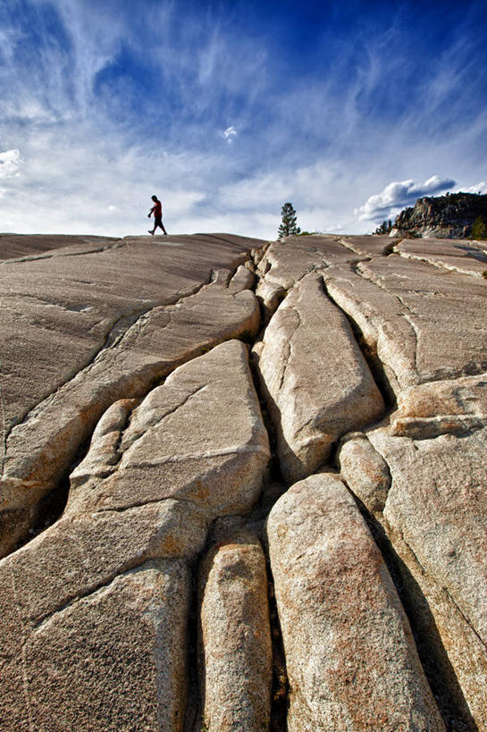 一个人,公园,竖图,室外,白天,美国,云,山谷,树,天空,自然,摄影,北美,北美洲,国家公园,加利福尼亚,约塞米蒂国家公园,美洲,加州,加利福尼亚州,优胜美地国家公园,金州,黄金州,北亚美利加洲,亚美利加洲,美国尤塞米提国家公园,优山美地,约瑟米提国家公园,自然地理,岩石,步行,彩图,美利坚合众国,独处
