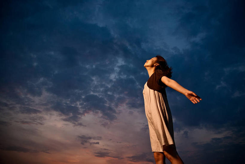 成年人,一个人,站,举,横图,室外,侧面,自由,首尔,韩国,仅一个年轻女性,仅一个女性,仅一个人,伸展,云,首都,休闲装,黄昏,托,向上看,乐趣,摄影,享乐,伸出,无忧无虑,年轻女性,女人,女性,年轻人,举起,举手,举着,向上举,向上伸,向上托,仰头,彩图,朝鲜族