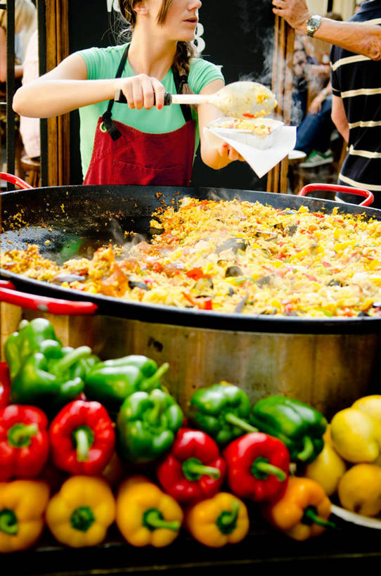 西方人,成年人,两个人,站,竖图,室外,白天,商务,辣椒,西班牙,欧洲,欧洲人,青椒,拿着,休闲装,饮食,黄色,红色,零售,服务,摄影,长柄勺,多样,彩椒,健康食物,辣角,红海椒,大椒,辣虎,广椒,塞维尔,男人,年轻男性,年轻女性,白种人,年轻人,甜椒,柿子椒,辣子,海椒,番椒,灯笼椒,彩图,肉菜饭