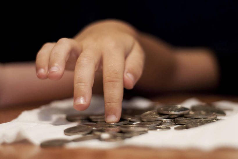 儿童,手,一个人,横图,室内,特写,纯洁,马来西亚,手帕,首都,可爱,童年,童趣,储蓄,金融,人体,摄影,部分,童真,烂漫,无邪,吉隆坡,天真,硬币,触摸,彩图