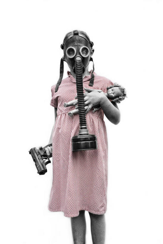 儿童,一个人,站,竖图,白色背景,正面,纯洁,英国,仅一个女性,仅一个人,娃娃,拿着,休闲装,小孩,仅一个小孩,可爱,童年,童趣,摄影,保护,玩具枪,肖像,童真,烂漫,无邪,防毒面罩,天真,女孩,女人,女性,孩子,彩图,影棚拍摄,女生