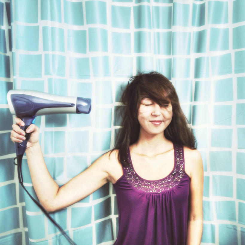 西方人,成年人,脸,头,脸颊,一个人,微笑,方图,室内,特写,正面,满意,幸福,浴室,西班牙,欧洲,欧洲人,仅一个年轻女性,仅一个女性,仅一个人,准备,拿着,休闲装,肩膀,吹风机,摄影,金属丝,美化,年轻女性,女人,女性,白种人,年轻人,头部,脸部,脸蛋,面部,彩图,朝鲜族