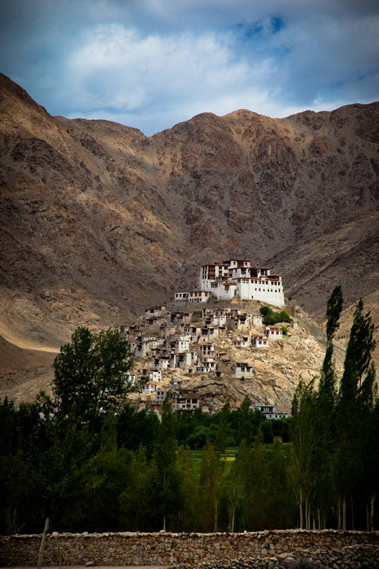 无人,竖图,室外,白天,山,山脉,建筑,印度,云,树,天空,自然,摄影,宗教,修道院,印度文化,列城,彩图