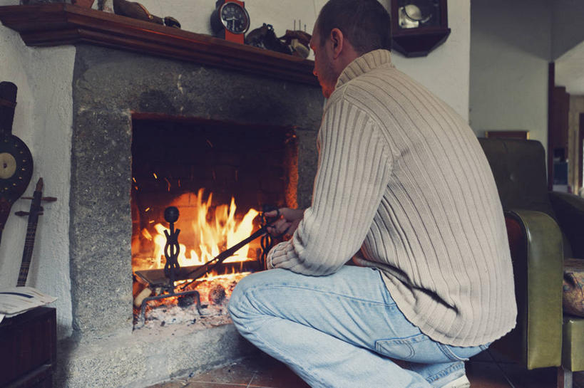 西方人,成年人,中年人,一个人,家庭,坐,蹲,横图,室内,侧面,壁炉,火,西班牙,欧洲,巴塞罗那,欧洲人,仅一个男性,仅一个人,仅一个中年男性,火焰,燃烧,热,休闲装,温暖,温馨,一家人,摄影,和睦,起居室,放入,圆木,男人,男性,中年男性,白种人,休闲活动,彩图,融洽